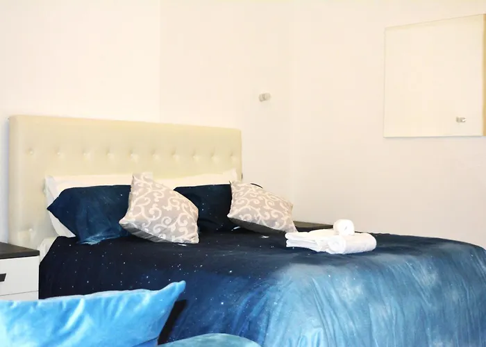 Colored Moon בית הארחה